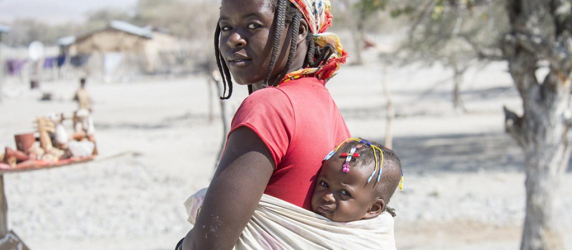 Namibian woman with child, photo credits Roberto Veronesi